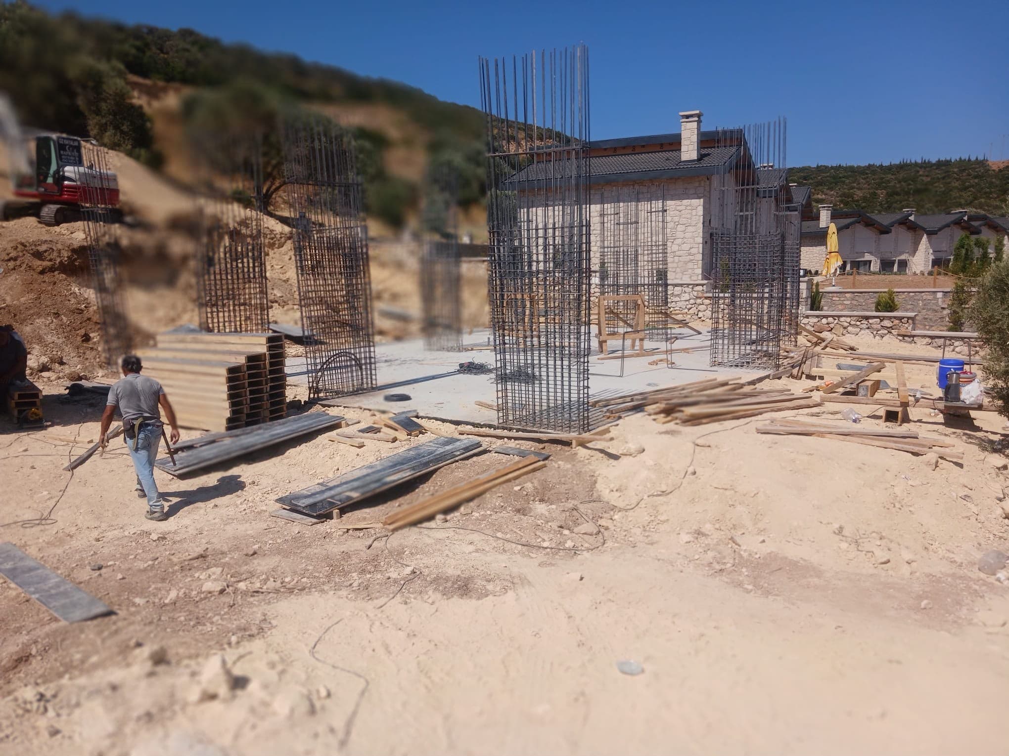 Barem İnşaat şantiyesi ve tamamlanmış villa cephesi